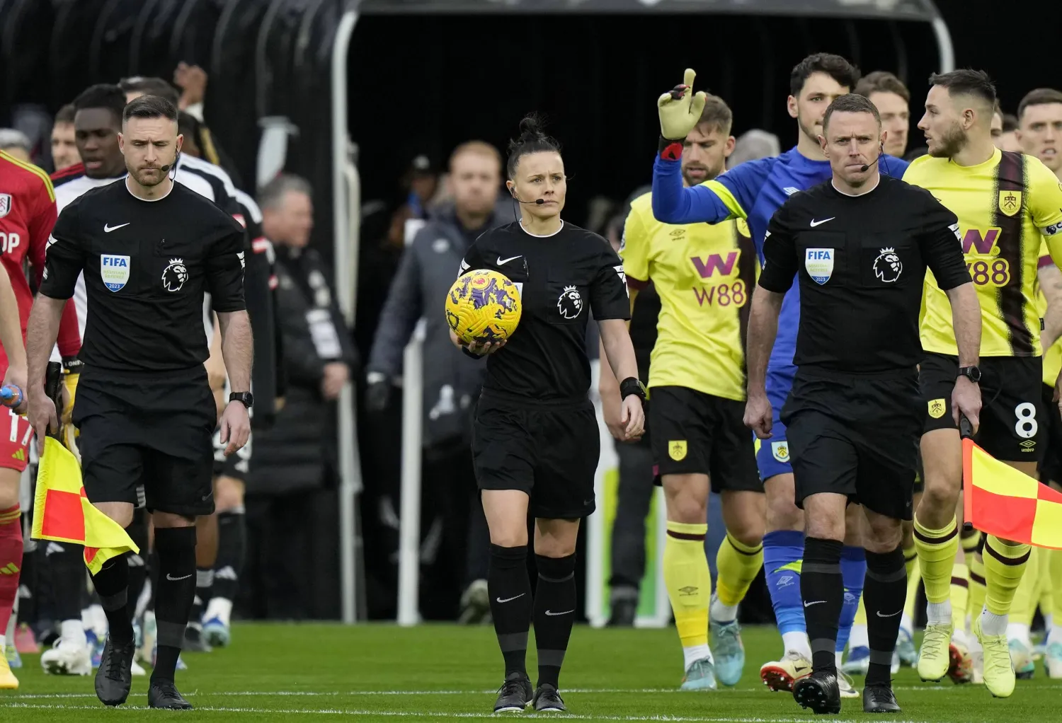 ريبيكا والش قادت مواجهة فولهام  وبيرنلي في لحظة تاريخية في الدوري الإنجليزي الممتاز (أ.ب)