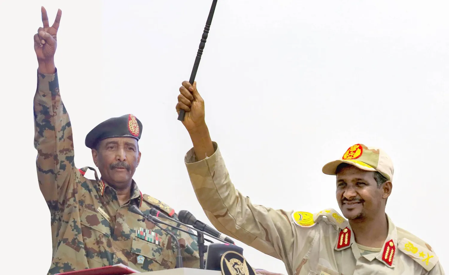 قائدا الجيش عبد الفتاح البرهان و«الدعم السريع» محمد حمدان دقلو (أ.ف.ب)