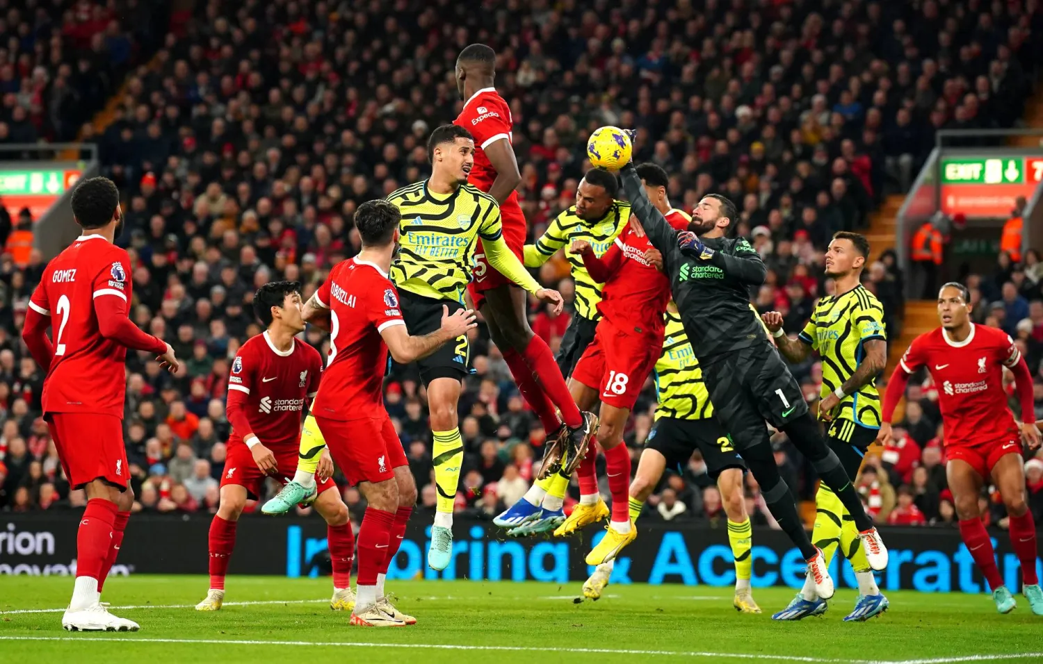 جانب من مواجهة ليفربول وآرسنال (د.ب.أ)