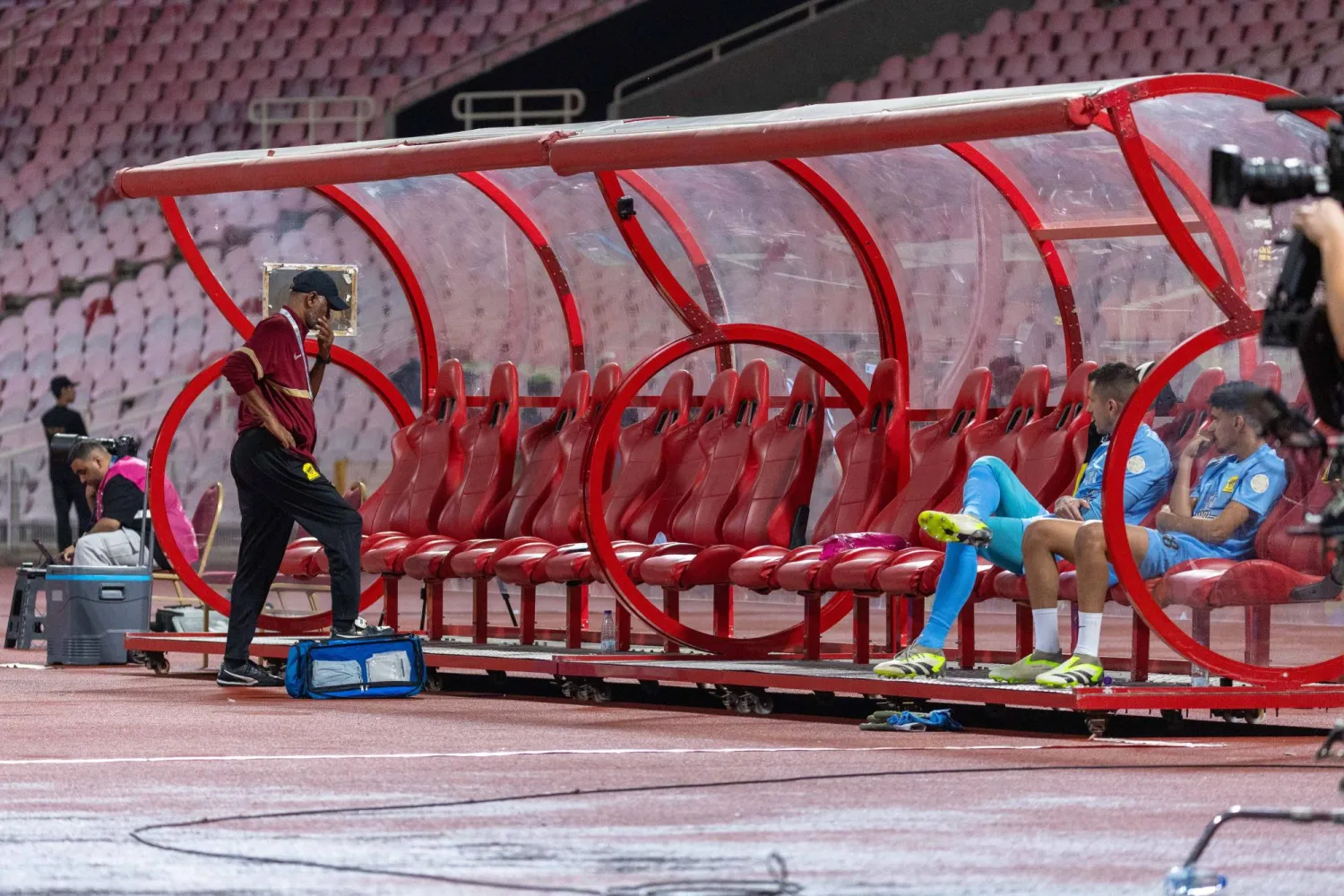 مقاعد بدلاء الاتحاد كما ظهرت بوجود حارسي مرمى فقط (تصوير: محمد المانع)