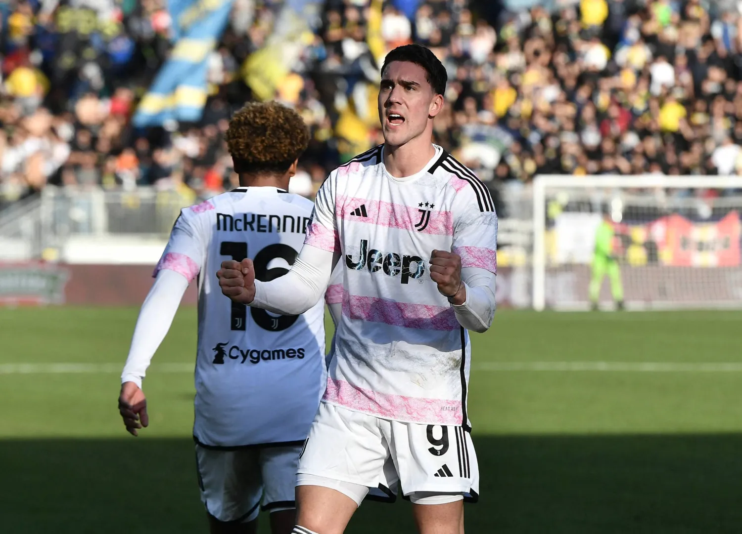 فلاهوفيتش يحتفل بهدفه الي منح يوفنتوس النصر (رويترز)