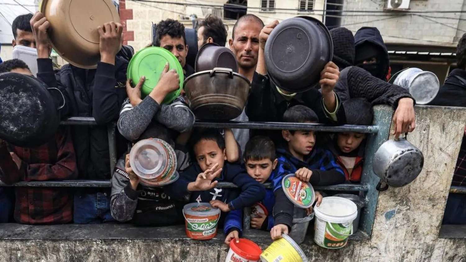 Many children are among those queueing, desperate for food. Mahmud HAMS / AFP
