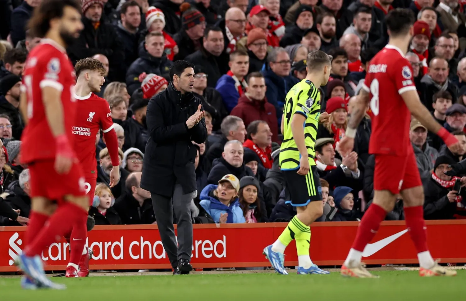 ميكل أرتيتا مدرب آرسنال خلال مواجهة ليفربول (إ.ب.أ)