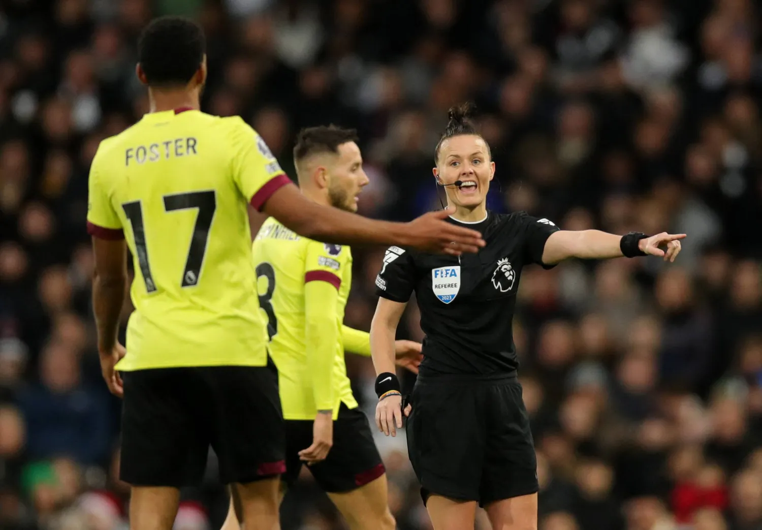 ريبيكا ويلش أثناء إدارتها مواجهة كومباني وفولهام (رويترز)