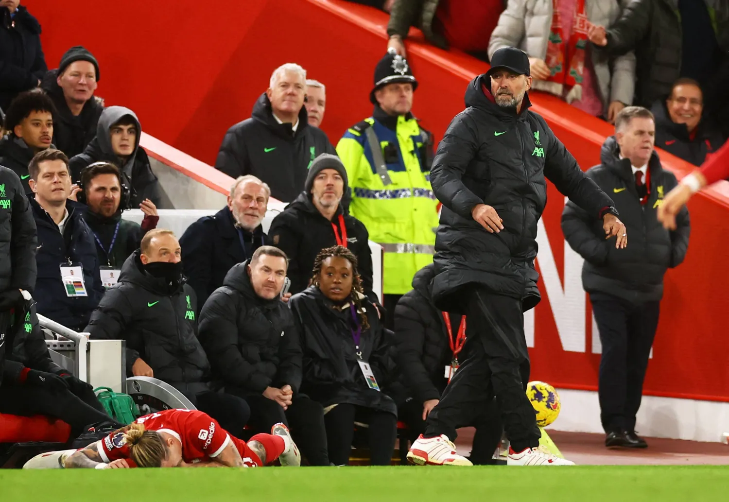 تسيميكاس تعرض لإصابة واشتباه تعرضه لكسر في الترقوة (رويترز)