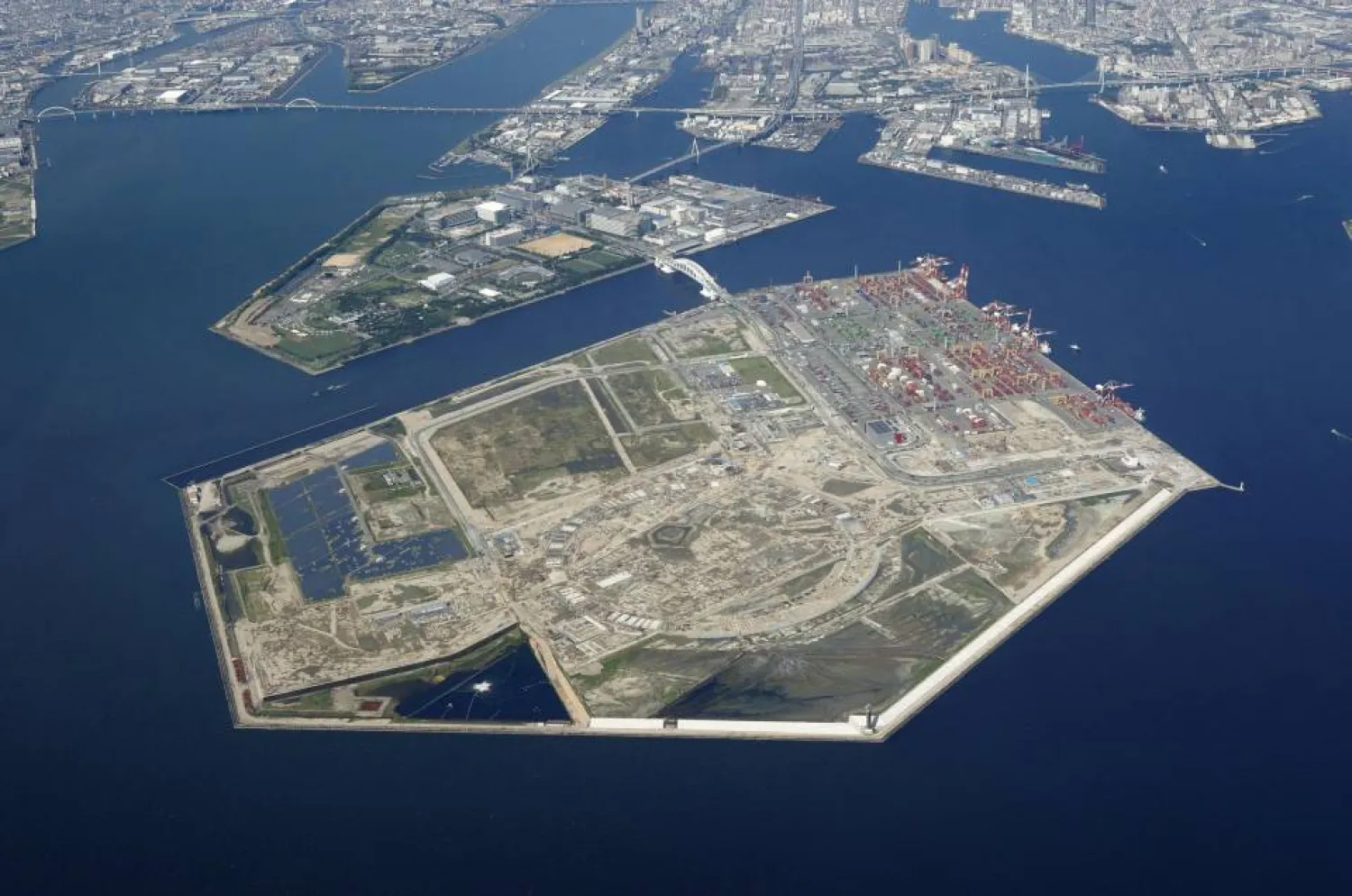 من المتوقع أن تضخ الحكومة المركزية والسلطات المحلية والقطاع الخاص نحو 9.7 تريليون ين في تطوير البنية التحتية لهذا الحدث (وكالة أنباء كيودو اليابانية)