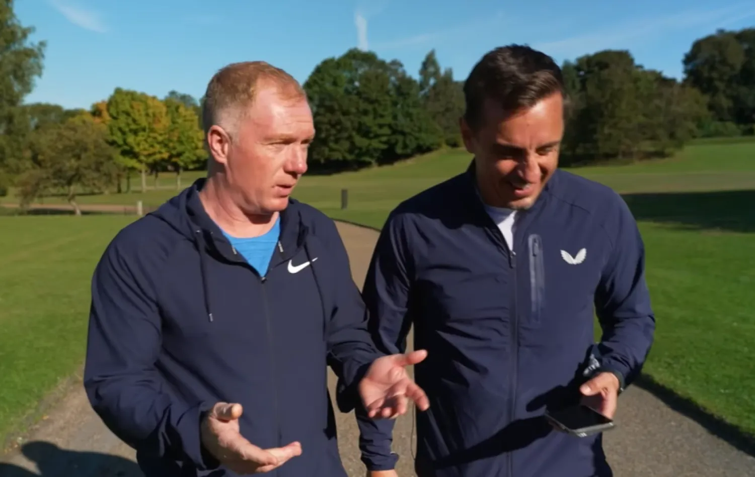 جاري نيفيل وبول سكولز لاعبا يونايتد السابقان (منصة إكس)