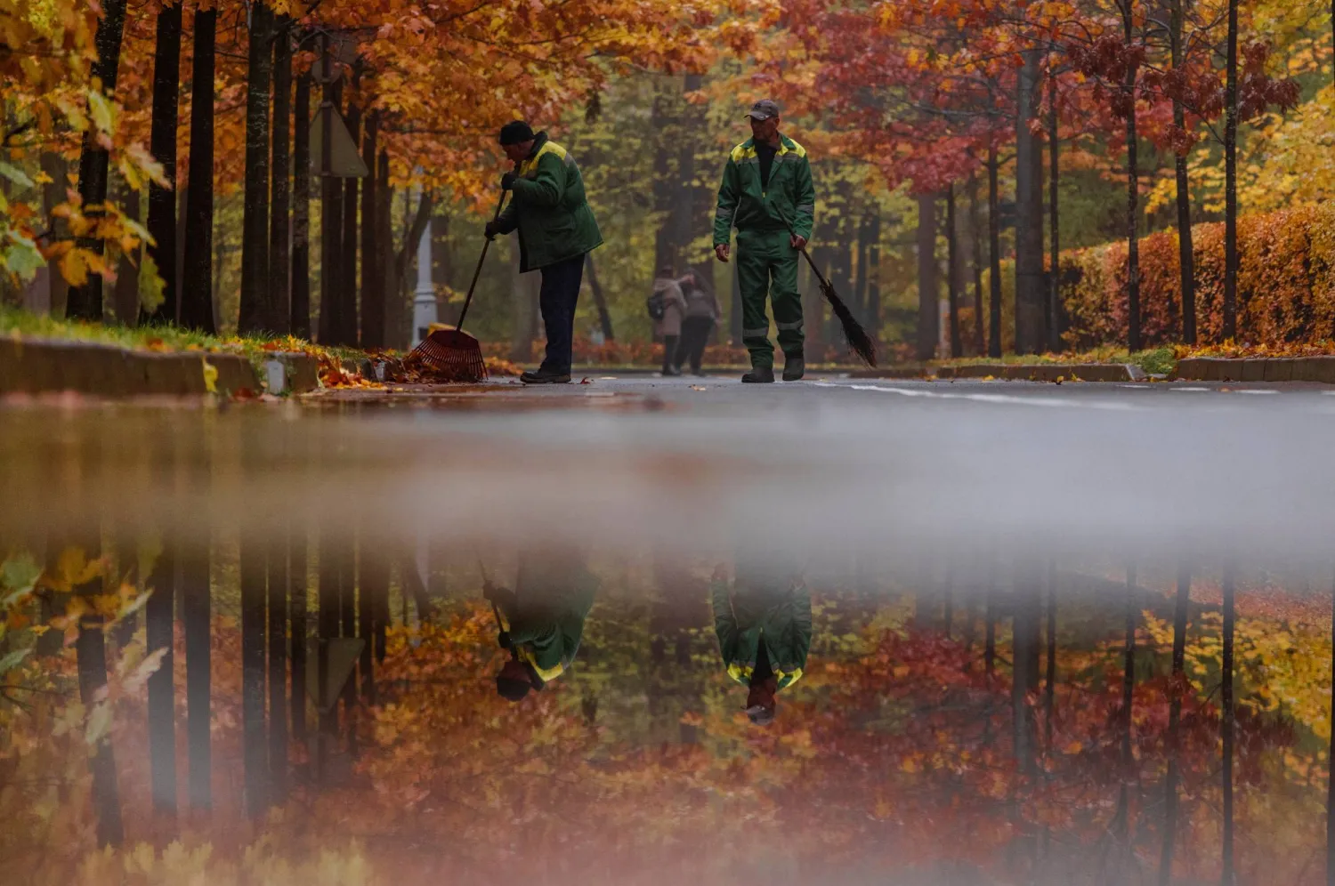 توقع خبراء أن يستمر النقص بالعمالة في عام 2024 وسيكون من الصعب بشكل خاص ملء الشواغر لعمال المصانع والمهندسين والأطباء والمعلمين والمهن الأخرى (رويترز)