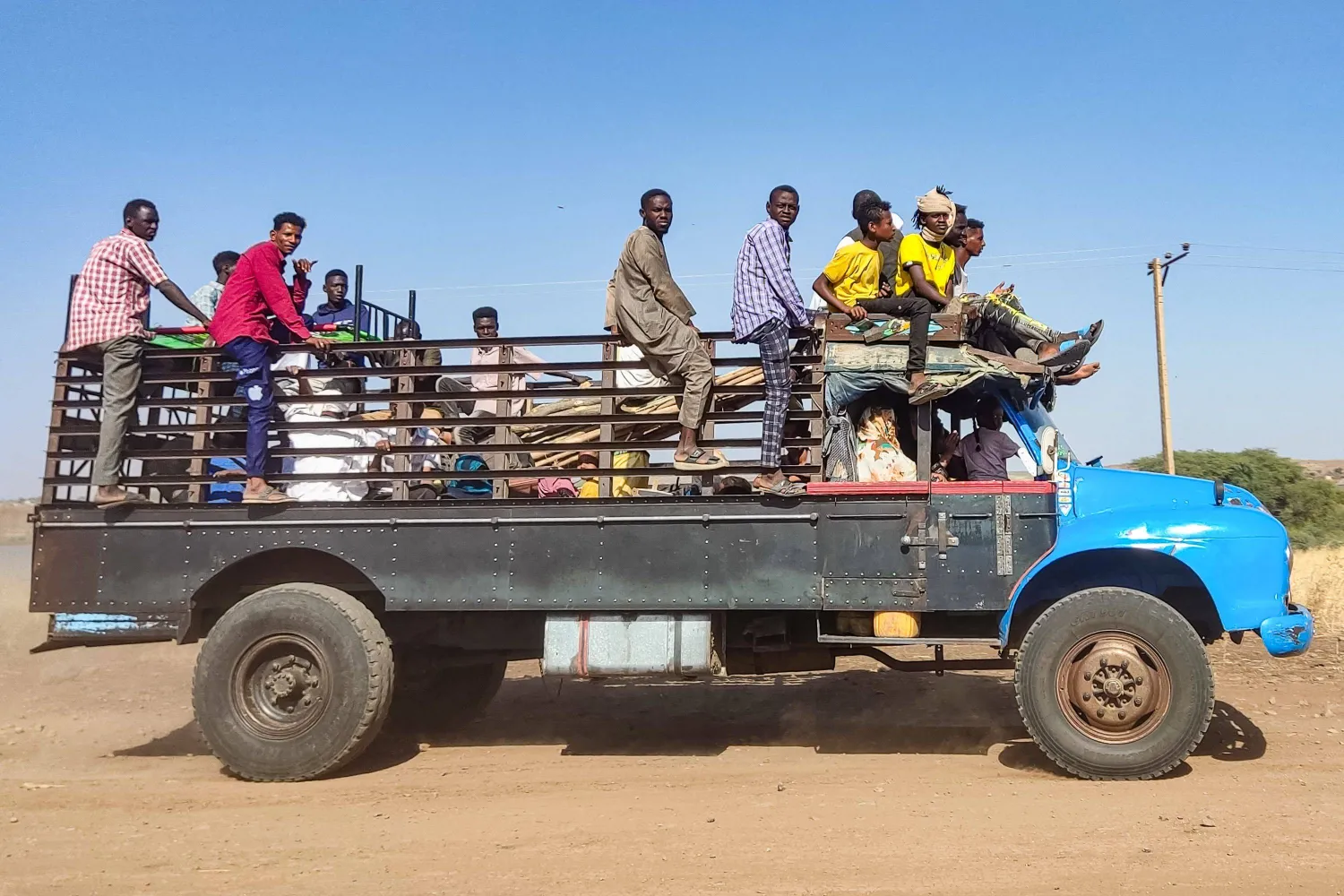 نازحون من ولاية الجزيرة لحظة وصولهم إلى القضارف (أ.ف.ب)