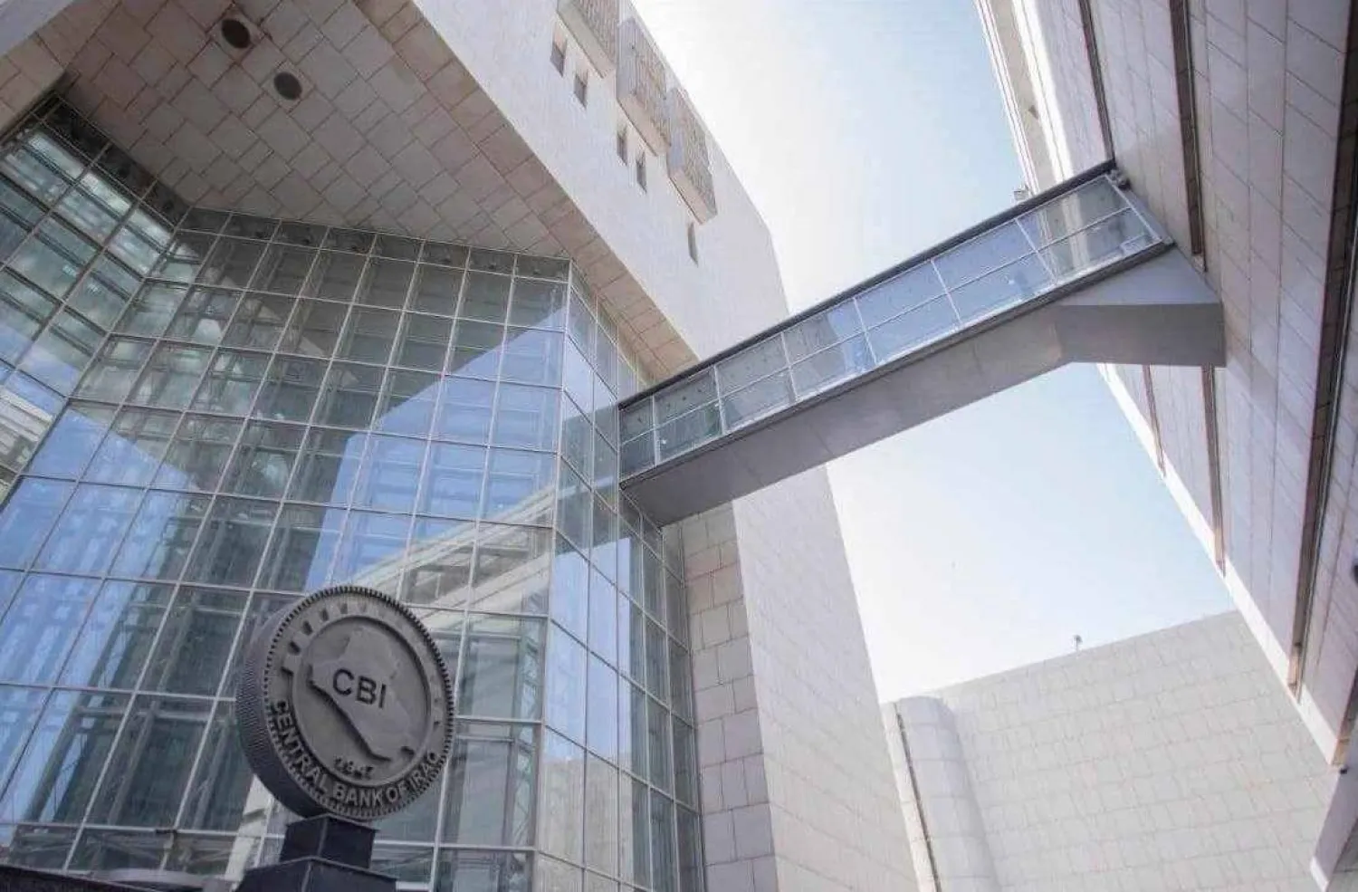 أعلنت السفيرة الأميركية لدى العراق آلينا رومانوسكي أن الولايات المتحدة مستمرة في تقديم خدمات الدولار للعراق بالتعاون مع المصرف المركزي (وكالة الأنباء العراقية)