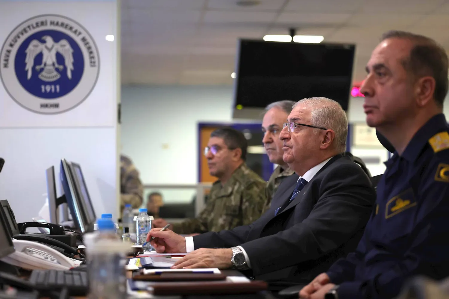 وزير الدفاع التركي يشار غولر يوجه كلمة للطيارين الذين دمروا مواقع مسلحين أكراد في العراق وسوريا (وزارة الدفاع)