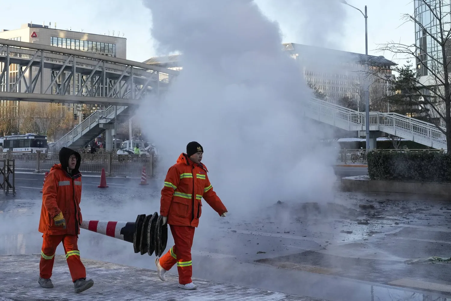 عمال يصلحون نظام التدفئة في بكين الجمعة (أ.ب)