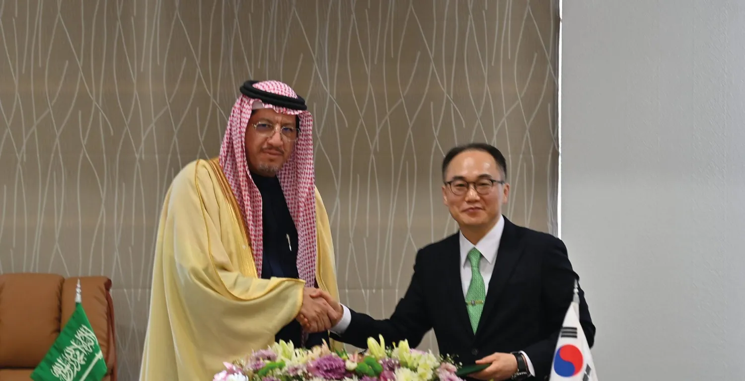 رئيس «هيئة الرقابة ومكافحة الفساد» السعودية والنائب العام الكوري عقب توقيع مذكرة التفاهم (واس)