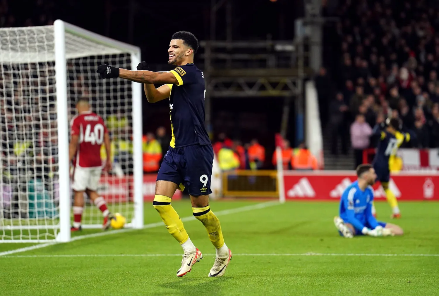 سولانكي هداف بورنموث يحتفل بعد أن سجل ثلاثية في مرمى فورست (د.ب.أ)