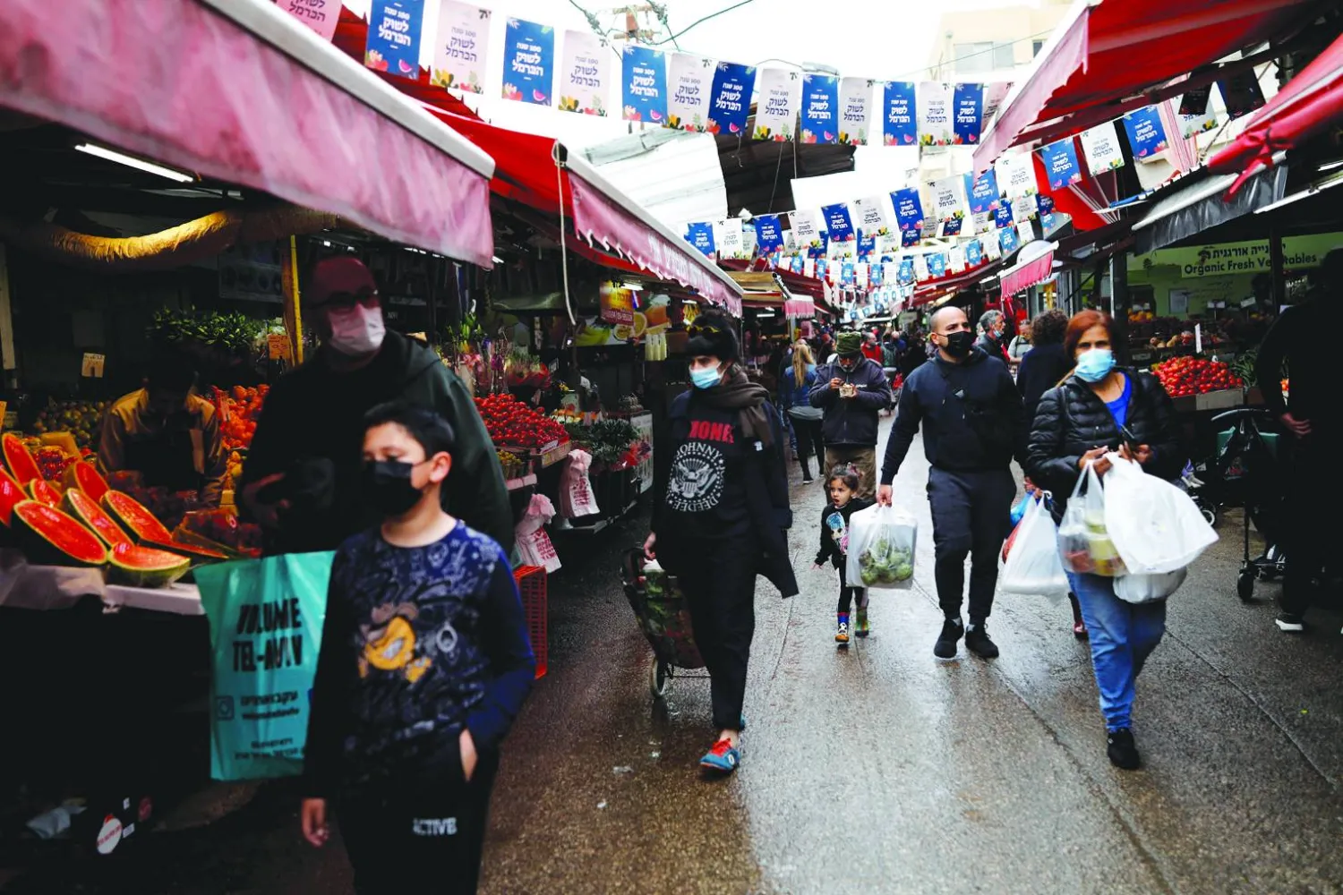 إسرائيليون في إحدى الأسواق بمدينة تل أبيب (أرشيفية - رويترز)