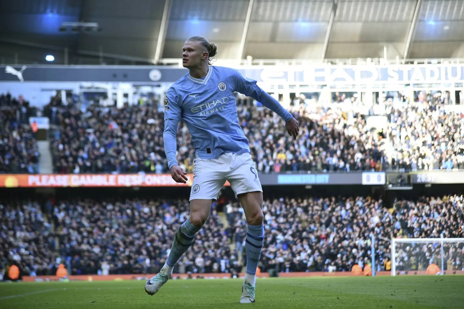 سجل هالاند التهديفي والألقاب التي حصدها مع سيتي جعلاه يتصدر قائمة الأفضل (أ.ب)