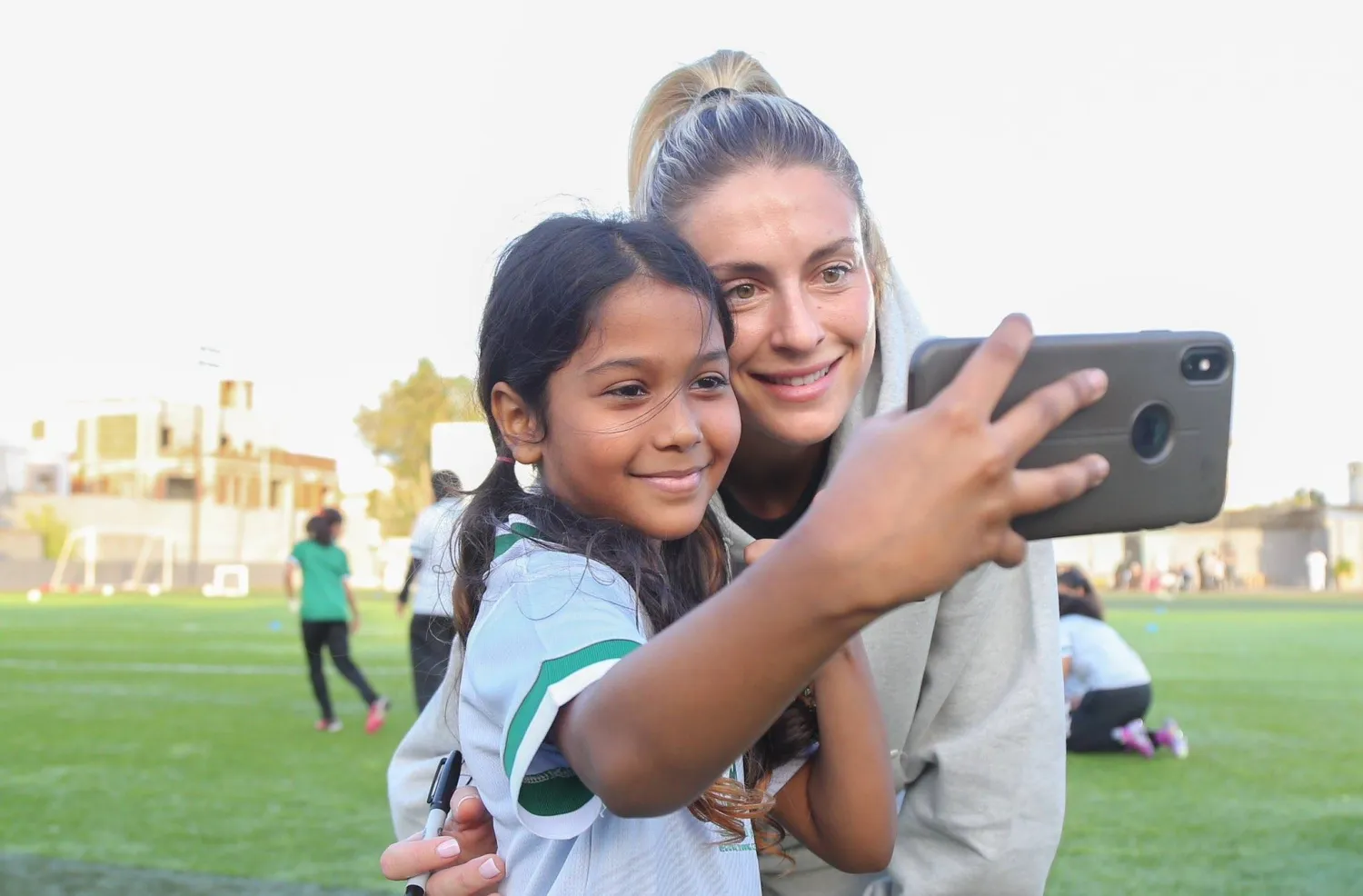 لاعبة سعودية تلتقط صورة لها مع النجمة بوتياس خلال زيارة مركز التدريب الإقليمي (الشرق الأوسط)