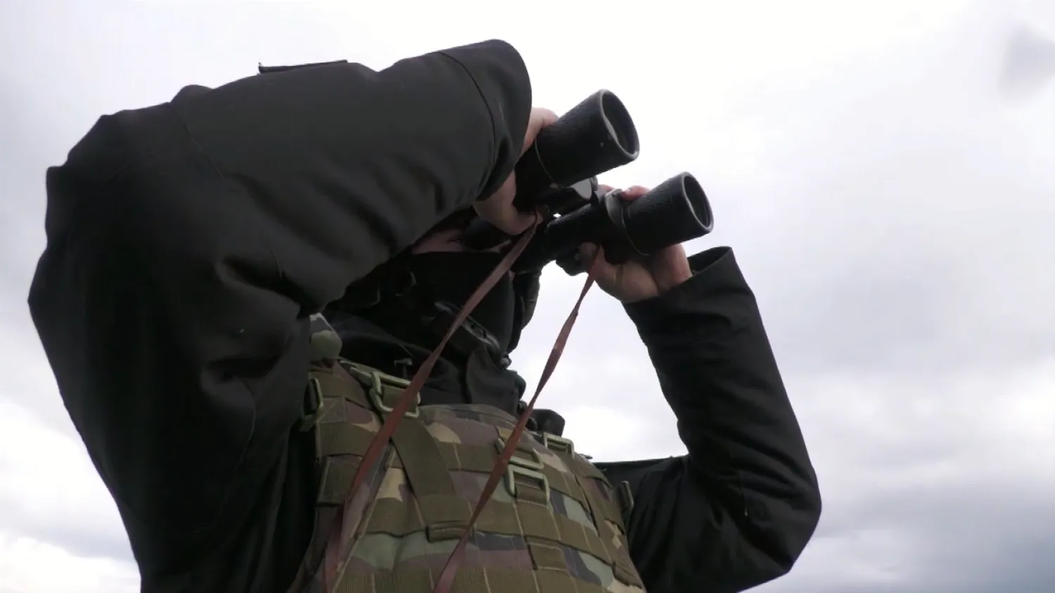 جندي روسي يراقب الأفق بالنظر (وزارة الدفاع الروسية)