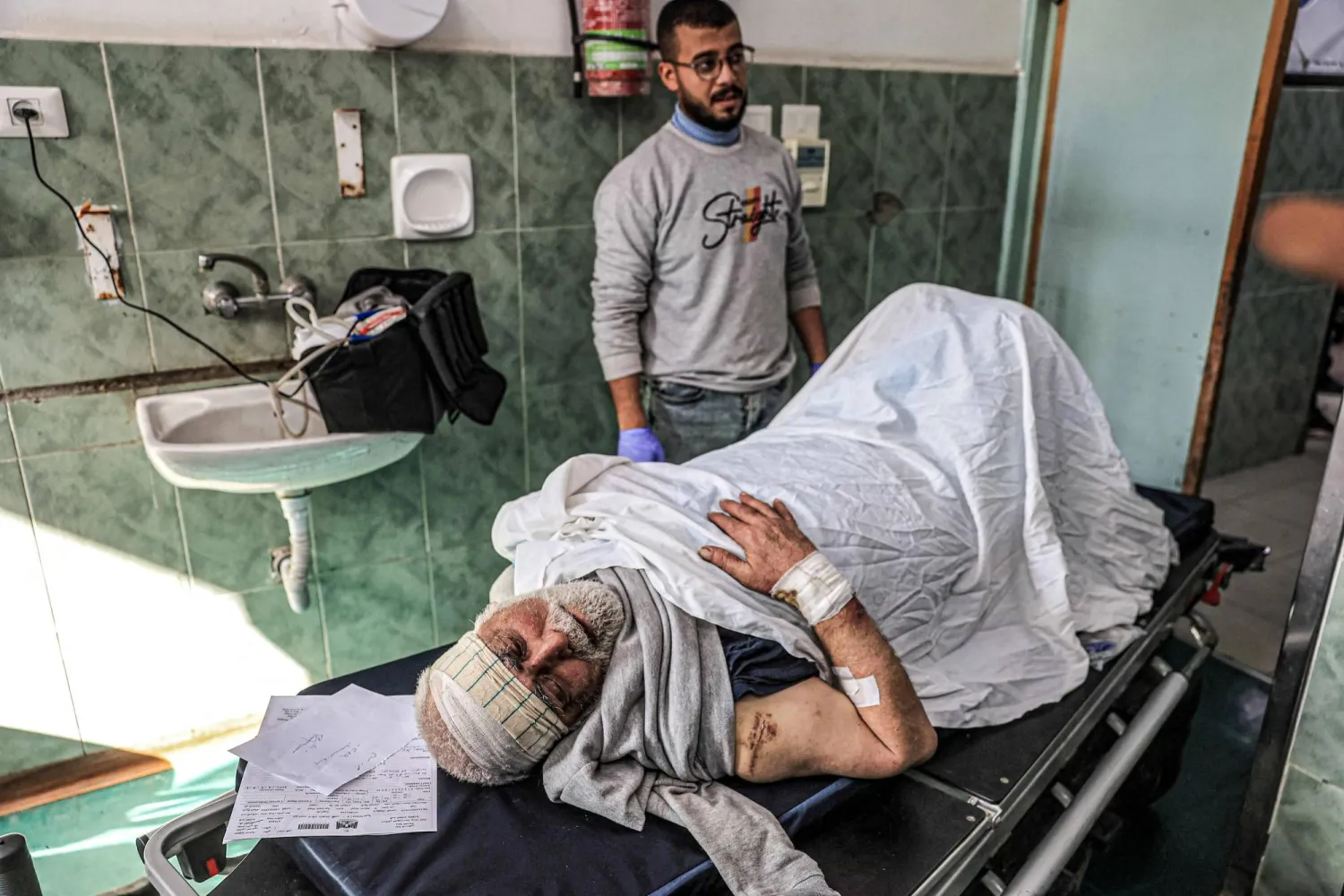 فلسطينيون اتهموا الجيش الإسرائيلي بتعذيبهم أثناء اعتقالهم في قطاع غزة (أ.ف.ب)