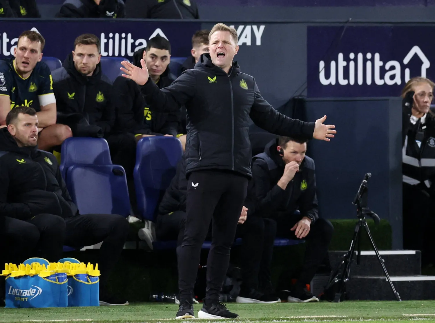 إيدي هاو مدرب نيوكاسل يونايتد خلال مواجهة لوتون تاون في الدوري الإنجليزي (رويترز)