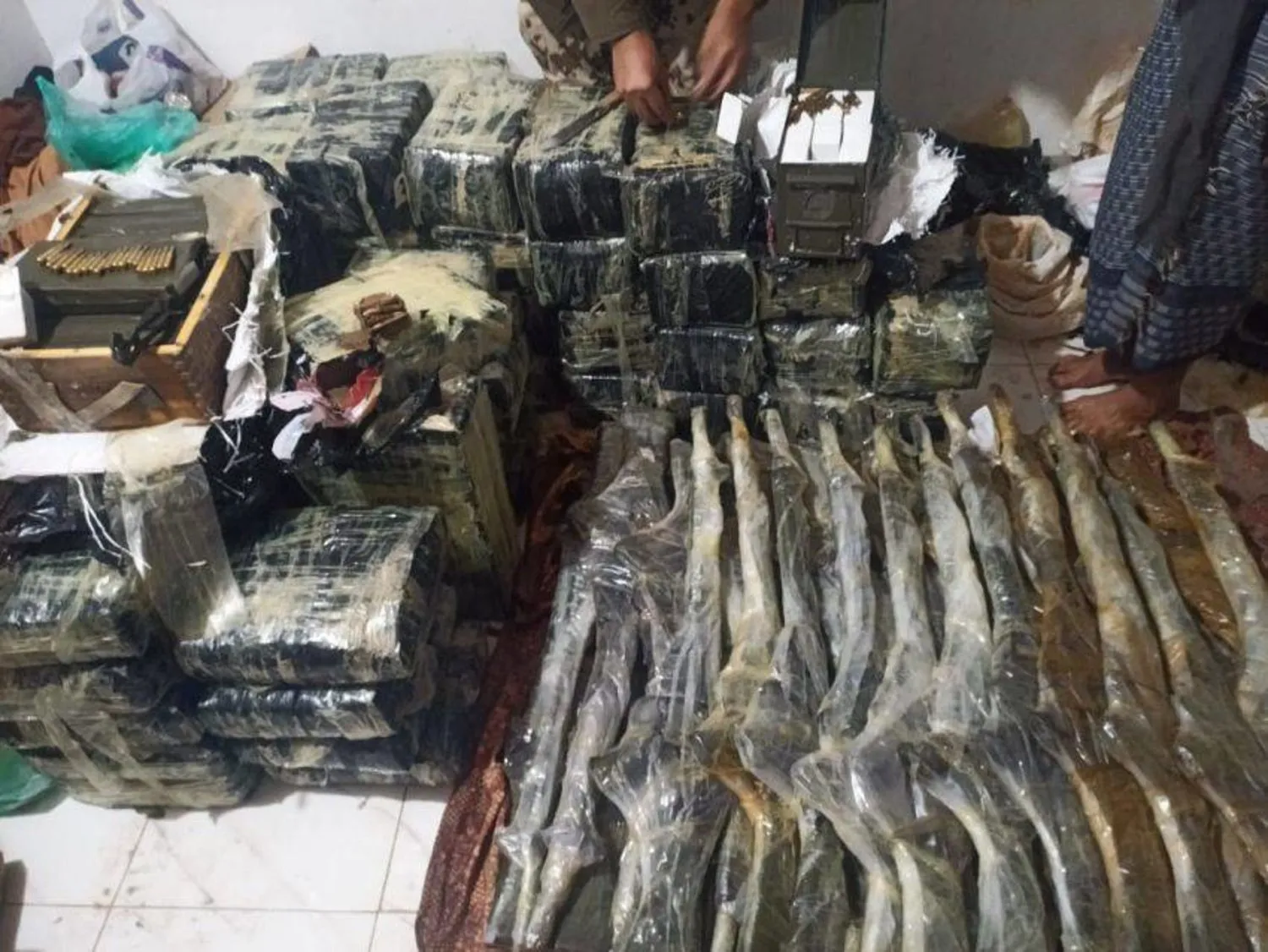 Husilere kaçırılan silah ve mühimmat Yemen Sahil Güvenlik tarafından ele geçirildi (SABA)