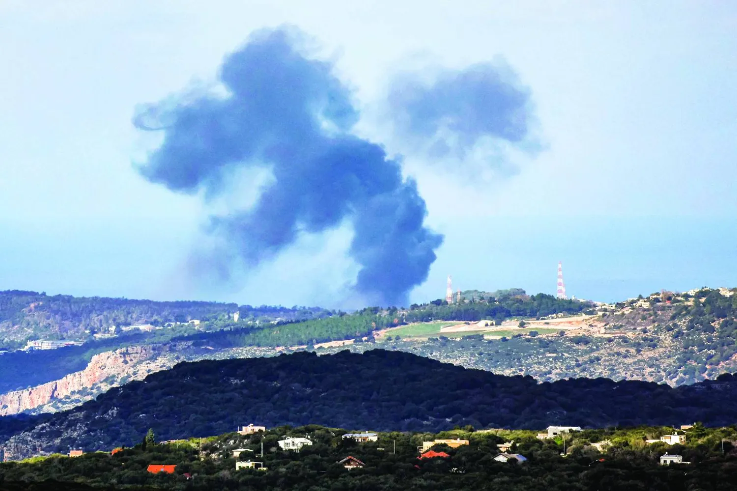 
دخان غارة إسرائيلية على بلدة الناقورة اللبنانية (أ.ف.ب)