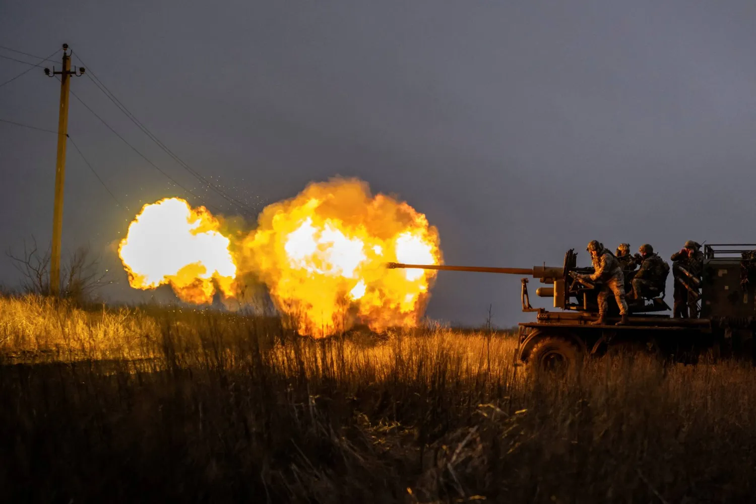 Service members of Ukrainian Joint Assault Brigade Fury fire a S60 cannon towards Russian troops near the front-line town of Bakhmut, amid Russia's attack on Ukraine, in Donetsk region, Ukraine December 21, 2023. REUTERS/Viacheslav Ratynskyi  