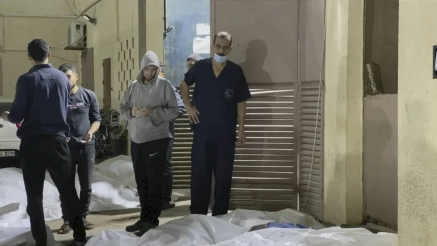 جثامين فلسطينيين في ساحة مستشفى الأقصى بدير البلح أمس بعد قصف إسرائيلي (أ.ب)