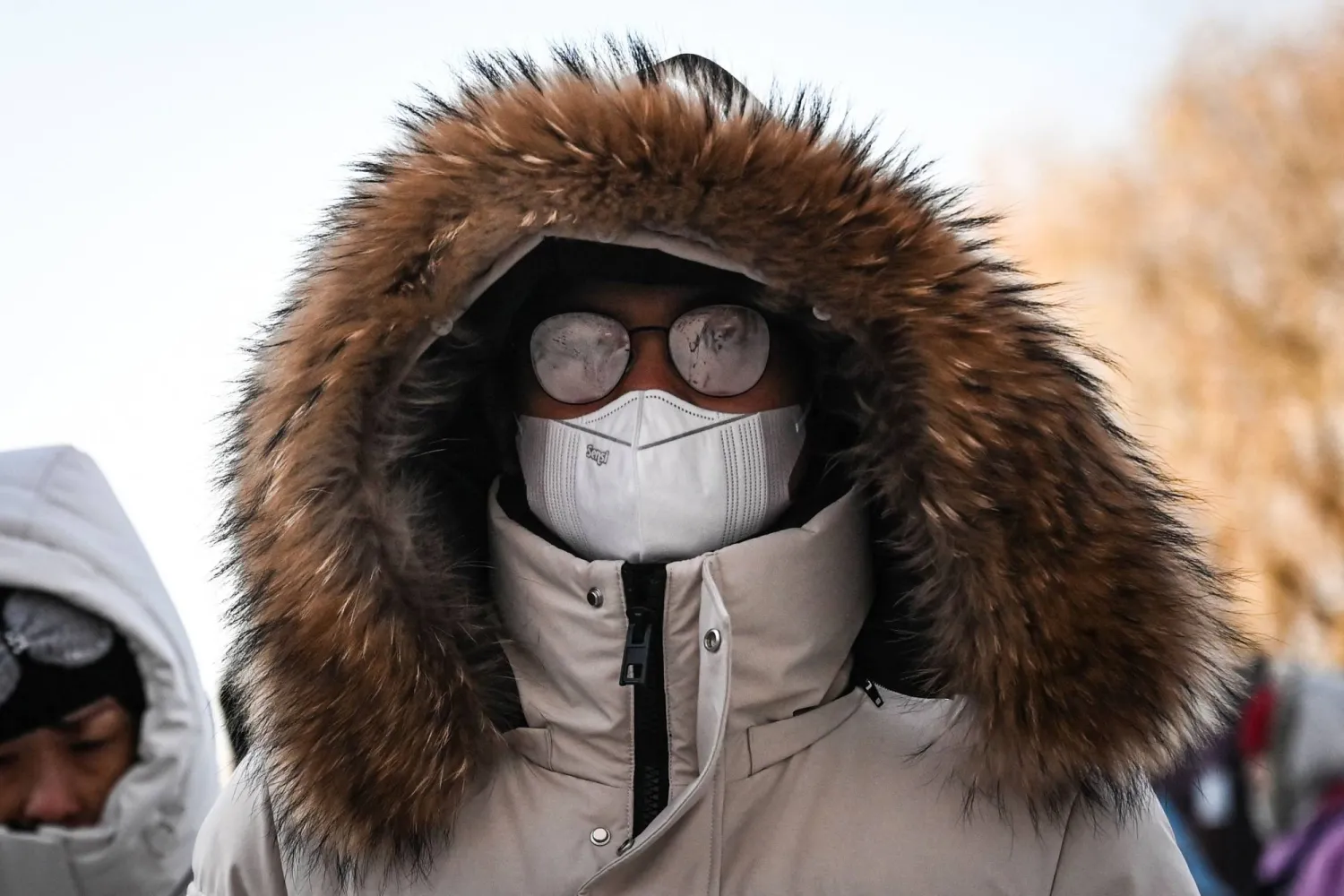 صيني يرتدي نظارات مغطاة ببخار الماء نتيجة الطقس البارد (أ.ف.ب)