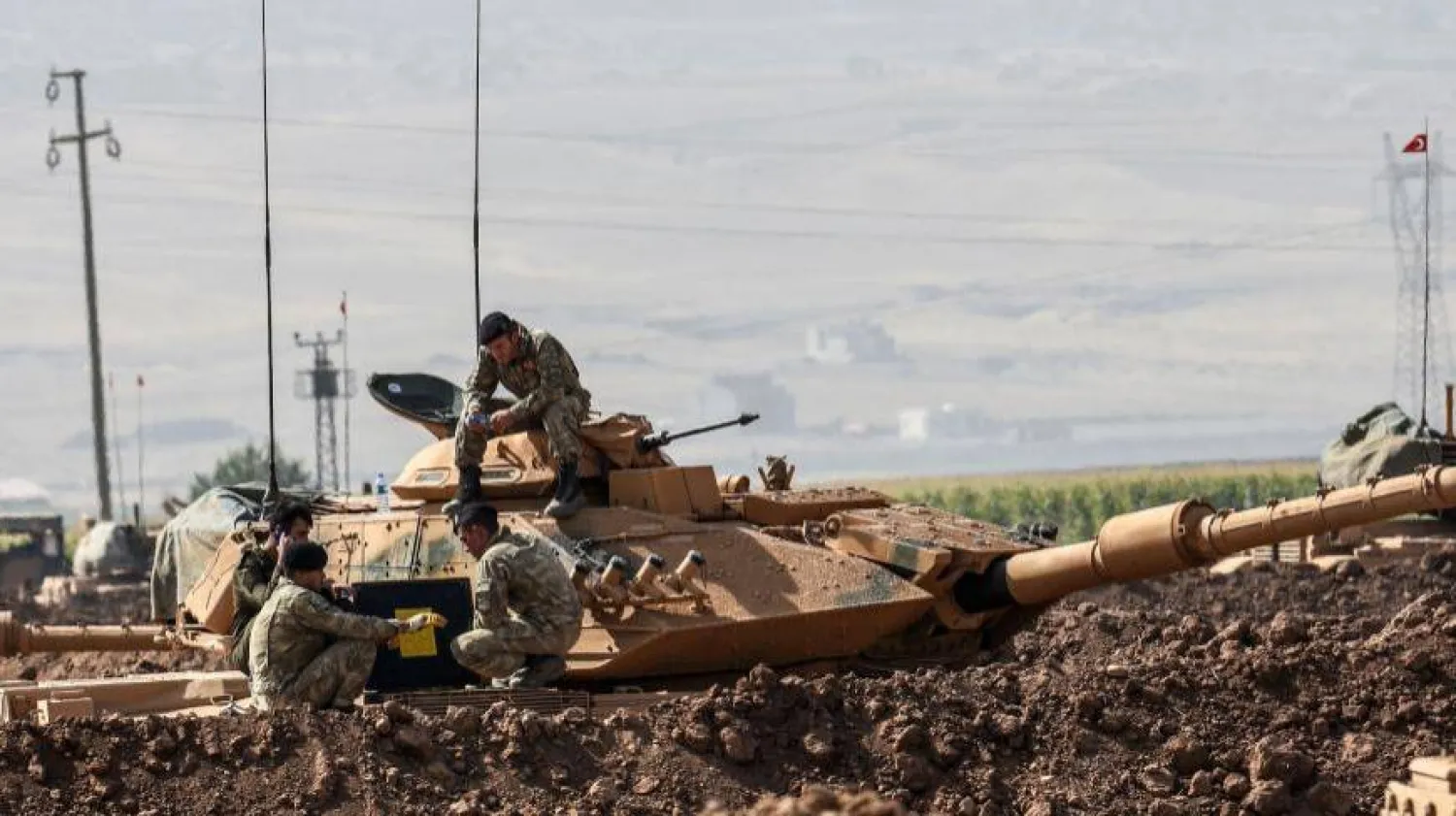 Turkish soldiers conduct military exercises near the Habur crossing gate, Türkiye, Sept. 27, 2017. (AFP/Getty Images) 
