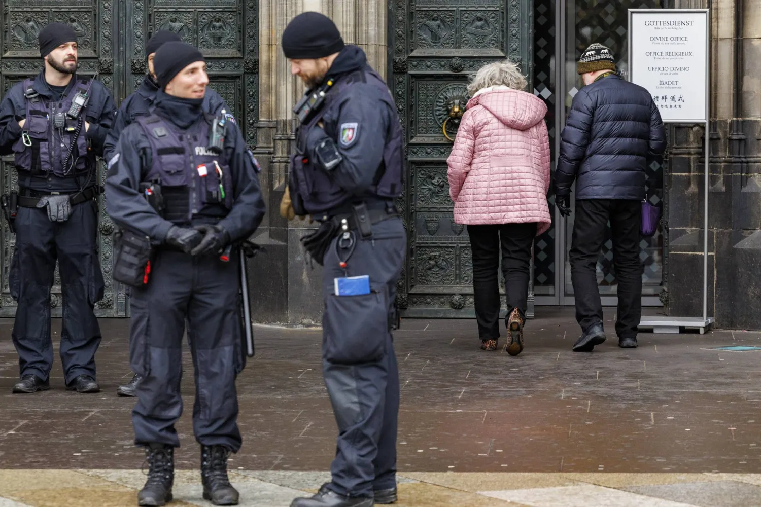 ضباط شرطة يحرسون كاتدرائية كولونيا (ألمانيا) الأحد... وبحسب الشرطة تم تشديد الإجراءات الأمنية في الكاتدرائية بسبب مؤشرات على وجود خطة هجوم محتملة من قبل جماعة إسلاموية (إ.ب.أ)