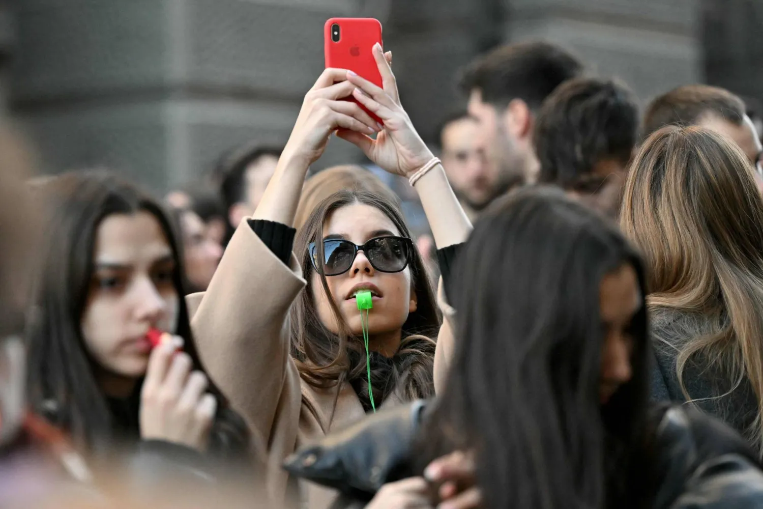 إحدى المشاركات في مظاهرة الطلاب في بلغراد (أ.ف.ب)