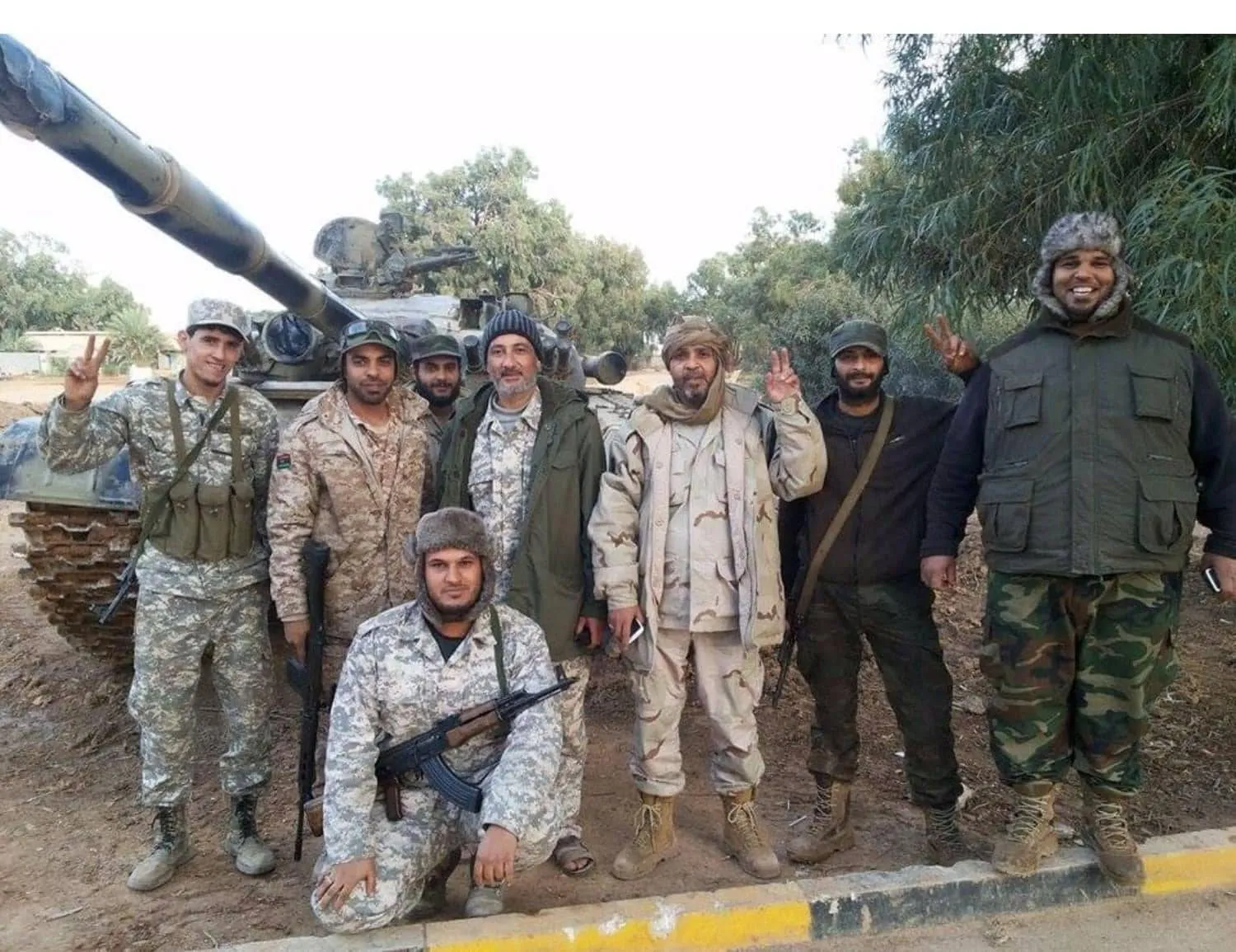 البرغثي يتوسط مجموعة من العسكريين (صفحة كلنا المهدي البرغثي ورفاقه)