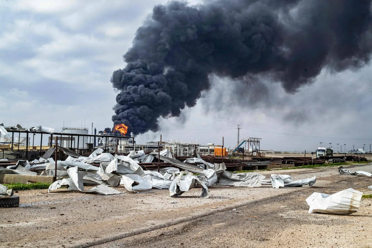 دخان كثيف يتصاعد من حريق مشتعل في صهريج بحقل العودة النفطي قرب القحطانية شمال شرقي سوريا الأحد (أ.ف.ب)