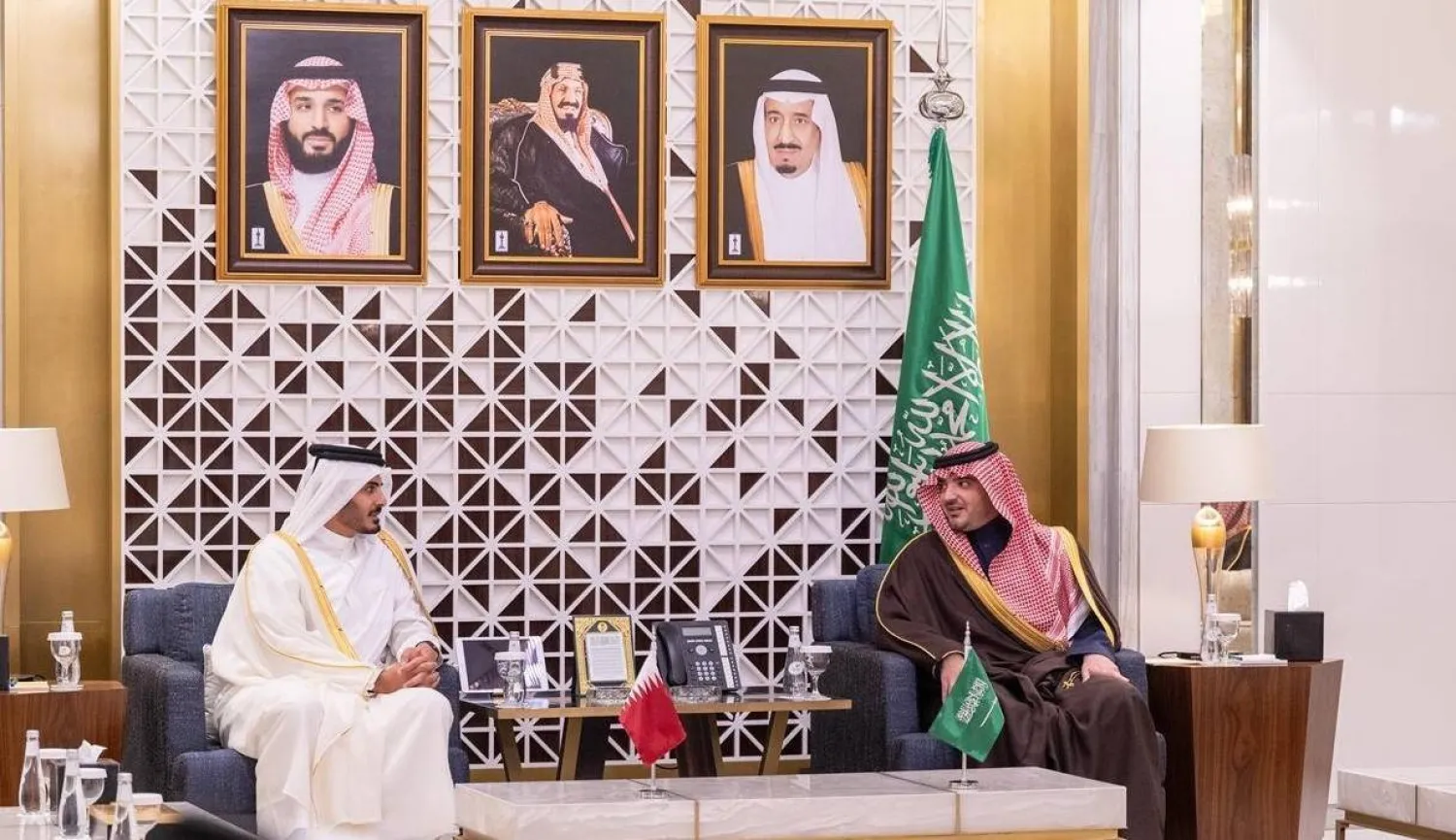 الأمير عبد العزيز بن سعود خلال استقباله الشيخ خليفة بن حمد بن خليفة آل ثاني في ديوان وزارة الداخلية بالرياض (واس)