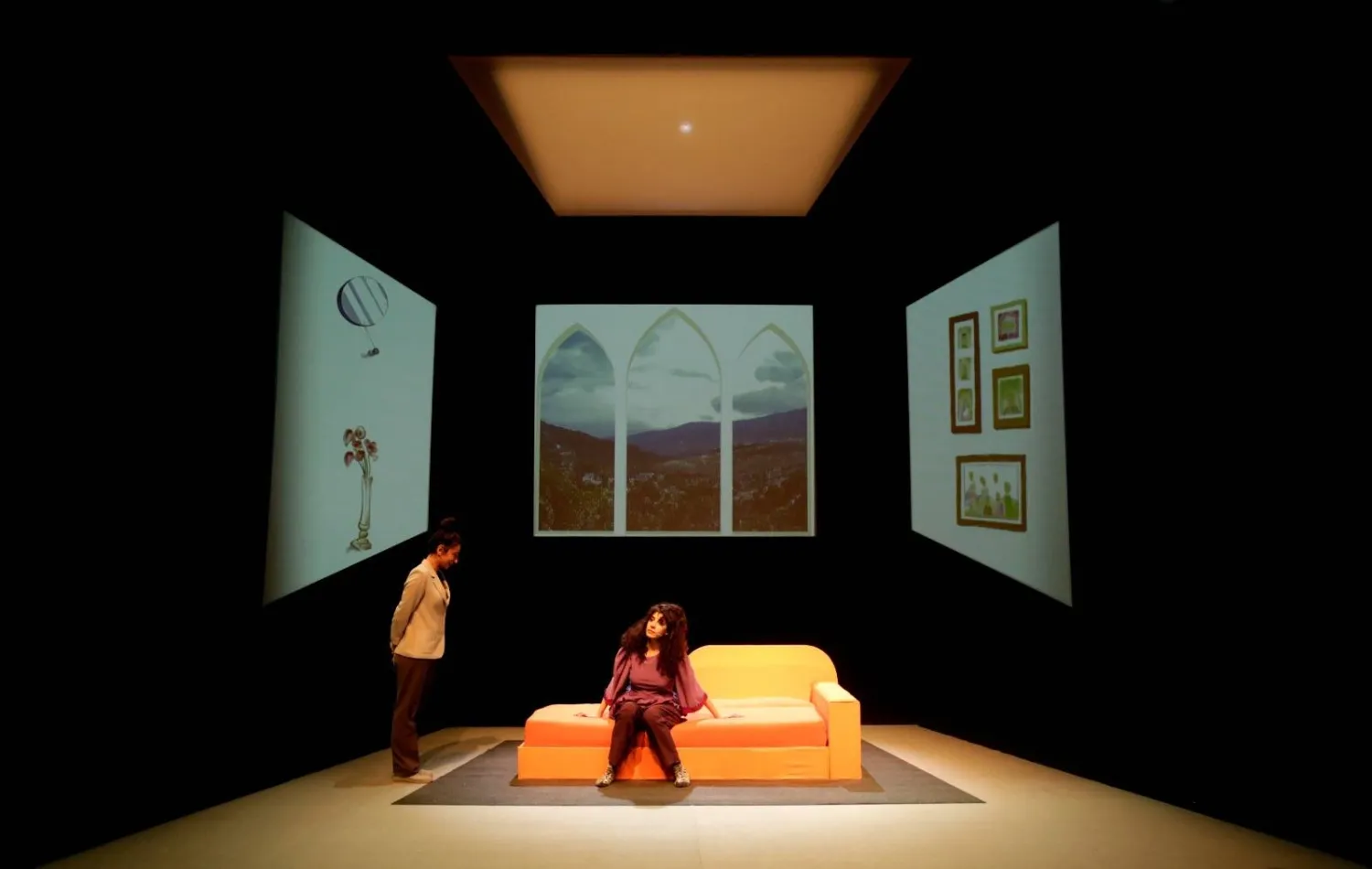 تدق المخرجة زين ناقوس الخطر من خلال مسرحيتها «منتهى اللعب» (سارة زين)