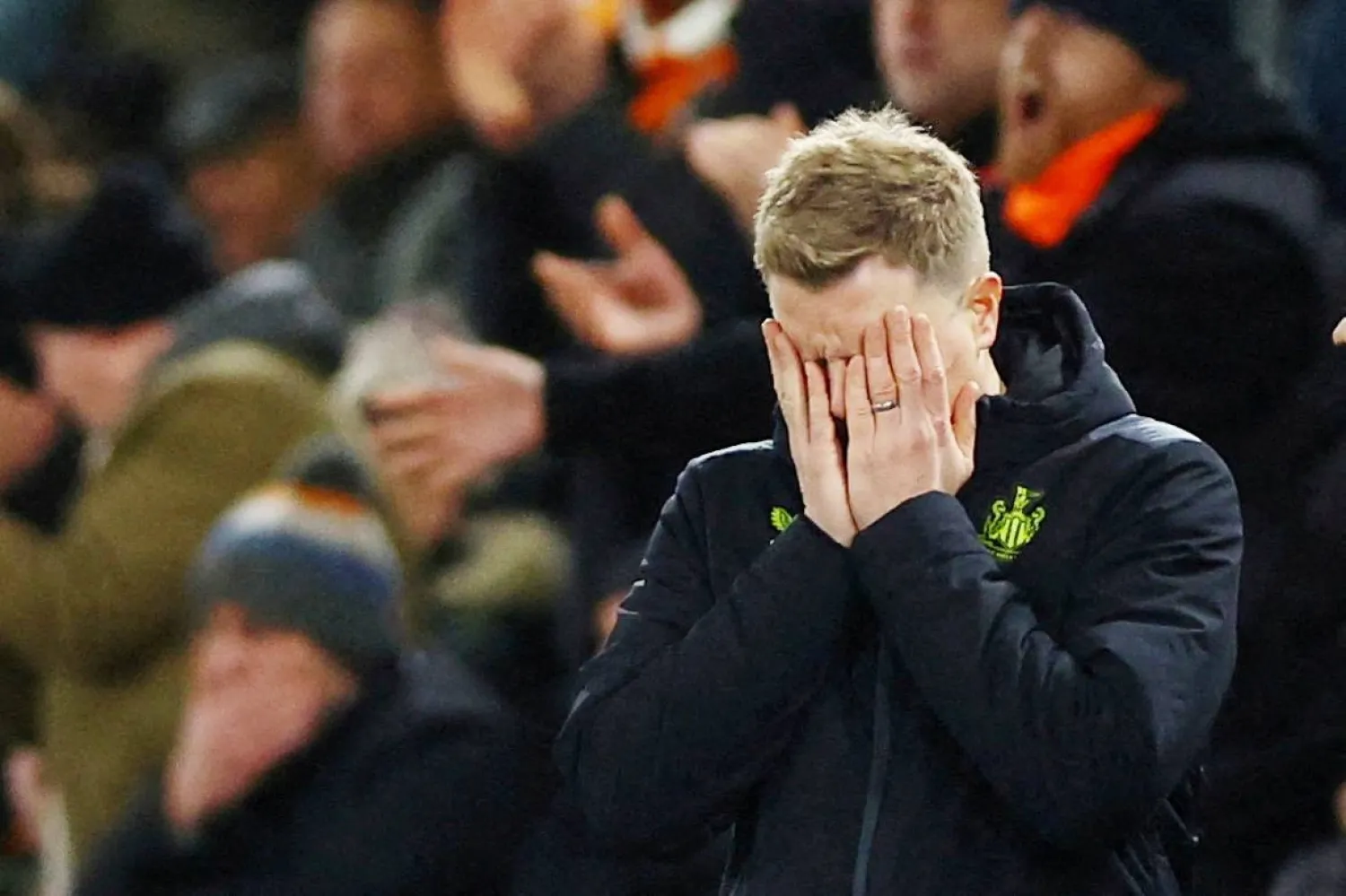 إيدي هاو مدرب نيوكاسل متحسراً عقب الهزيمة أمام لوتون تاون في الدوري الإنجليزي (رويترز)