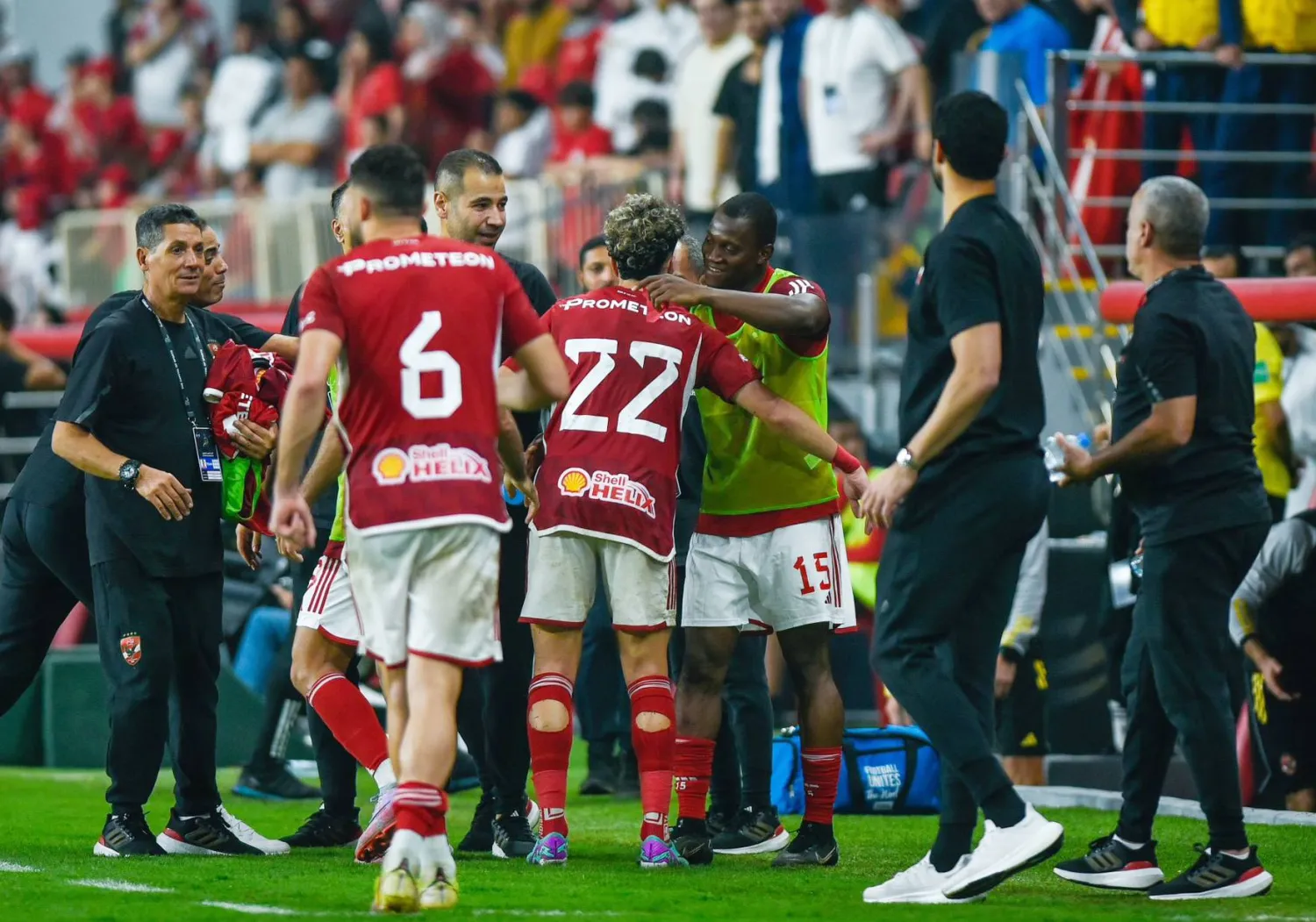 فرحة لاعبي الأهلي المصري بهدف الفوز على سيراميكا ضمن منافسات كأس السوبر المصرية في الإمارات (الشرق الأوسط) 