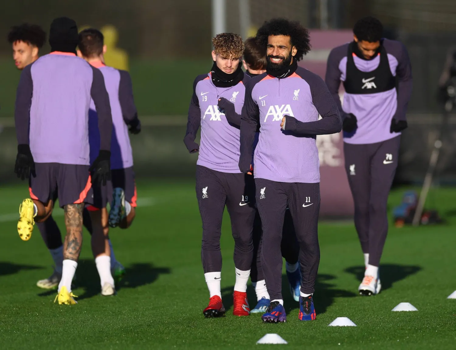 صلاح الذي يثبت كل يوم أنه ورقة ليفربول الرابحة يتقدم زملاءه خلال التدريب قبل مواجهة بيرنلي (رويترز)