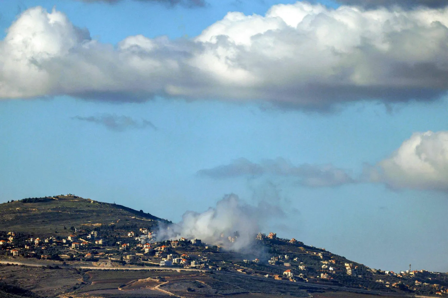 تظهر هذه الصورة الملتقطة من موقع على طول الحدود بشمال إسرائيل في 25 ديسمبر 2023 الدخان يتصاعد في قرية العديسة بجنوب لبنان بعد القصف الإسرائيلي (أ.ف.ب)