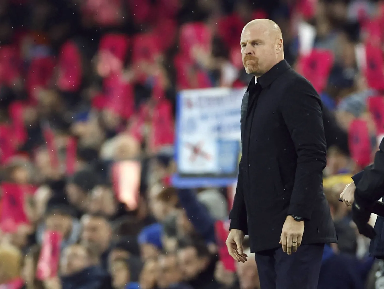 شين ديتش المدير الفني لنادي إيفرتون (رويترز)