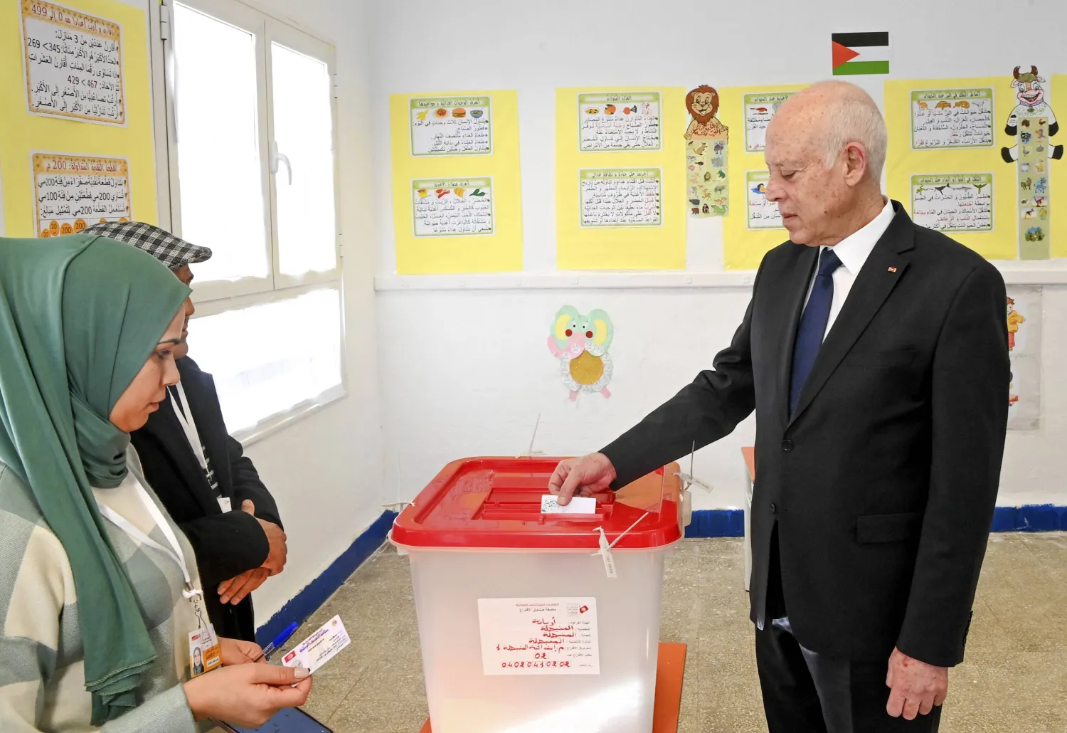 الرئيس قيس سعيد خلال الإدلاء بصوته في انتخابات المجالس المحلية (أ.ب)