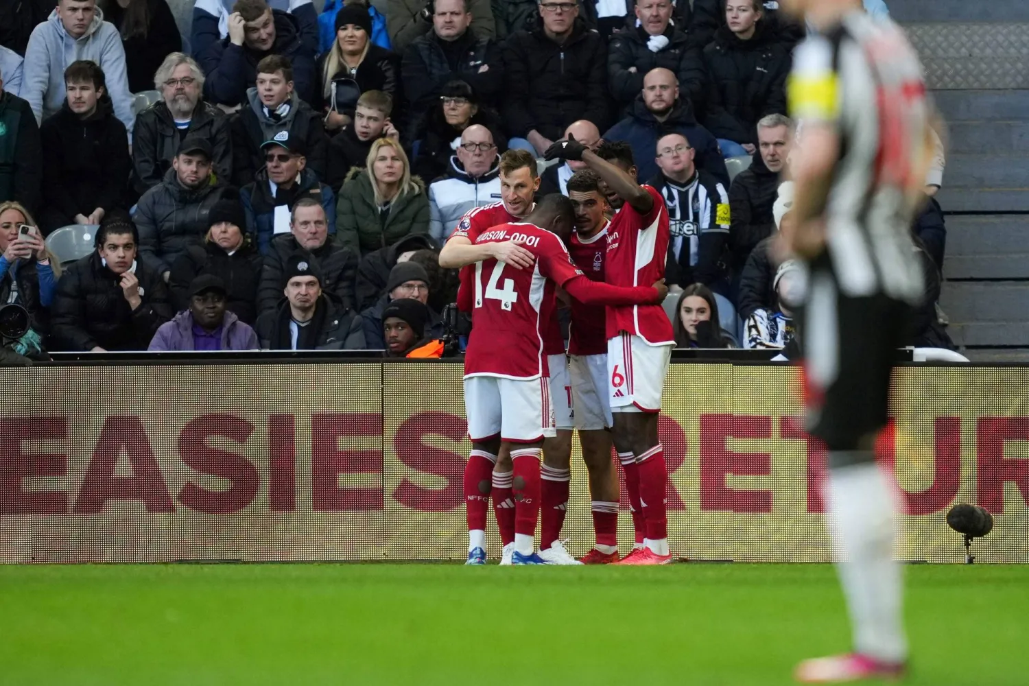 فرحة لاعبي نونتغهام فورست بعد الفوز على نيوكاسل (أ.ف.ب)