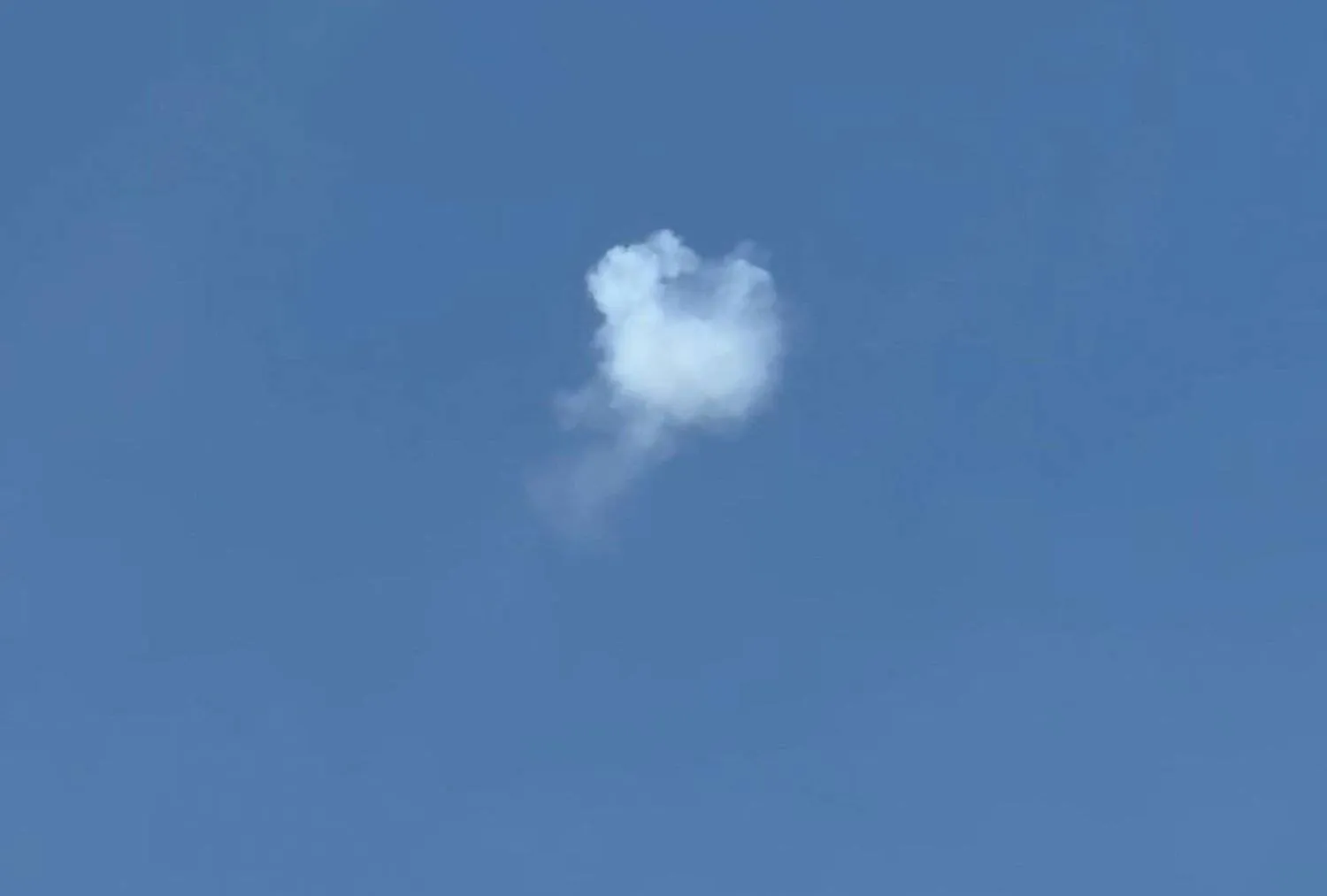 سحابة دخانية في سماء نويبع المصرية عقب سقوط طائرة مسيرة في أكتوبر الماضي (رويترز)