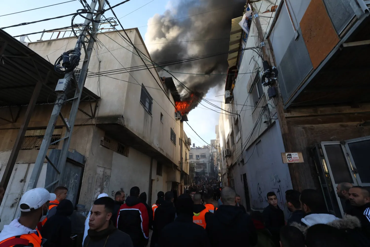 دخان وألسنة اللهب تتصاعد بعد أن دمر الجيش الإسرائيلي منزلاً في أعقاب هجوم على مخيم نور شمس للاجئين قرب طولكرم بالضفة الغربية (إ.ب.أ)