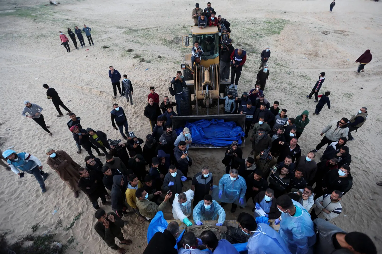 جثامين يتم دفنها في مقبرة جماعية برفح جنوب قطاع غزة اليوم (رويترز)