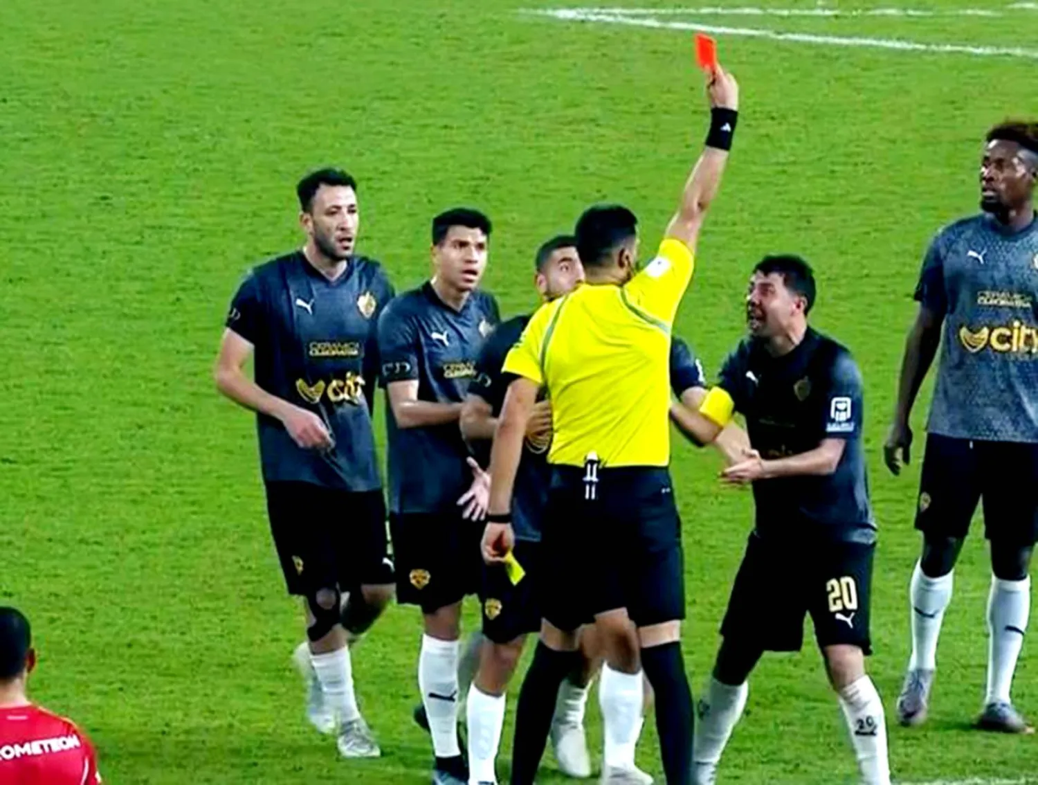 محمد إبراهيم قائد سيراميكا كليوباترا في أثناء طرده خلال مواجهة الأهلي ضمن منافسات كأس السوبر المصرية في أبوظبي (الشرق الأوسط)