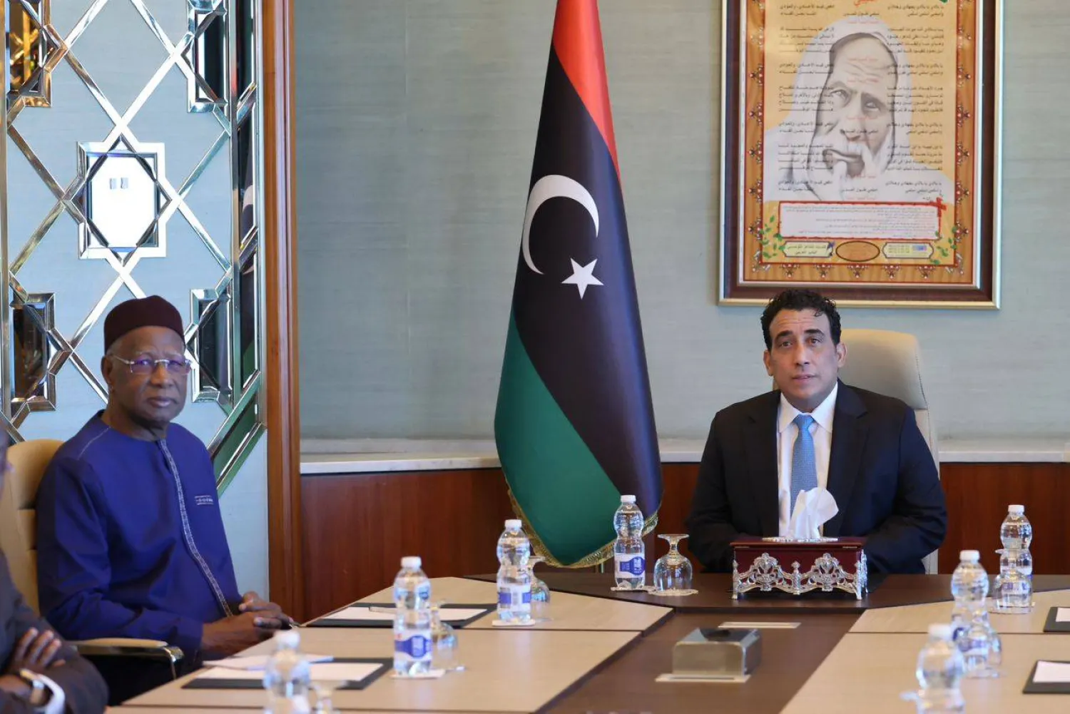 رئيس المجلس الرئاسي مع المبعوث الأممي عبد الله باتيلي الذي اتُّهم «بفرض إملاءات في الشأن الليبي» (البعثة)