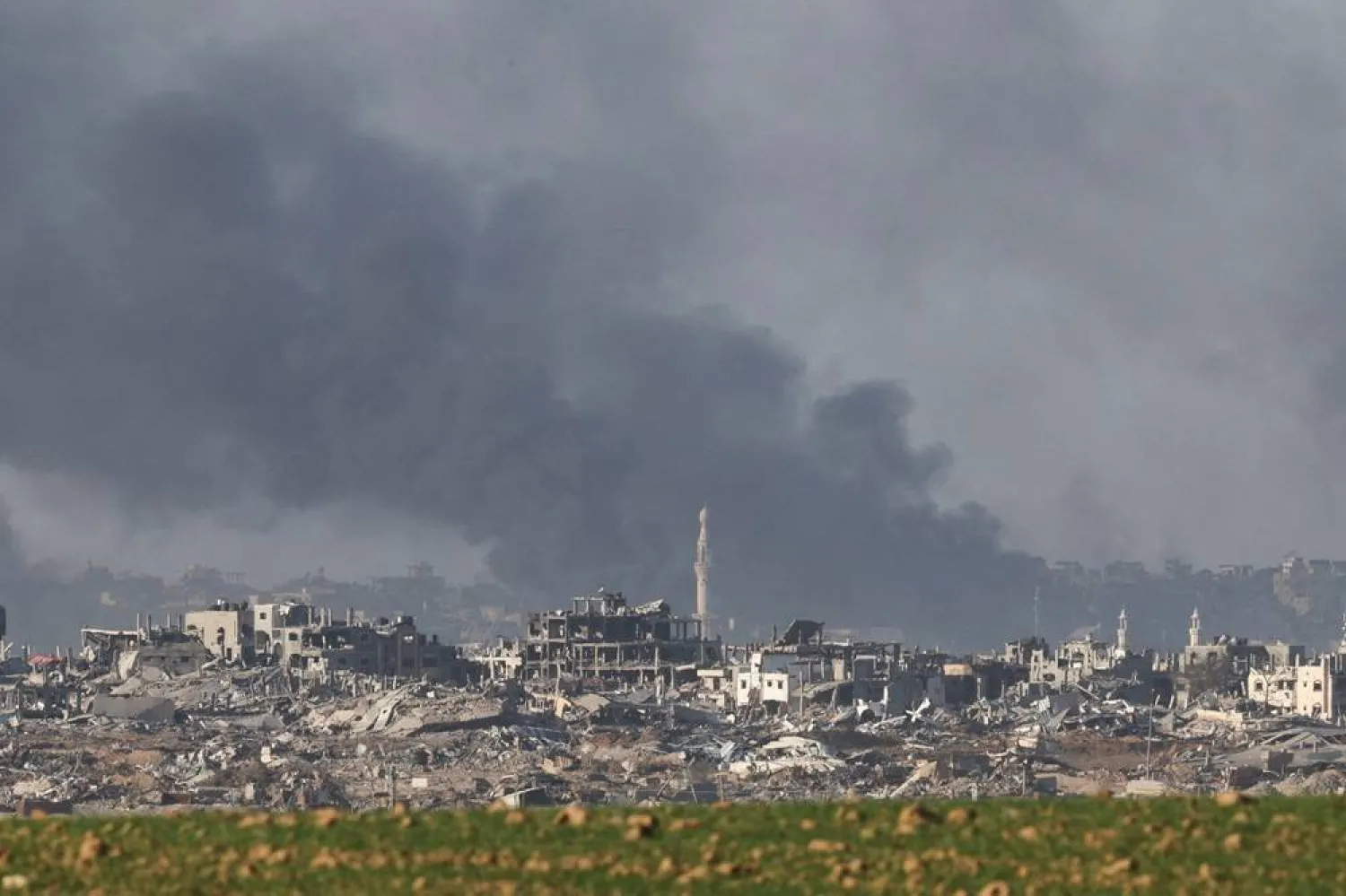  Smoke rises over Gaza, amid the ongoing conflict between Israel and the Palestinian group Hamas, as seen from southern Israel, December 26, 2023. (Reuters)