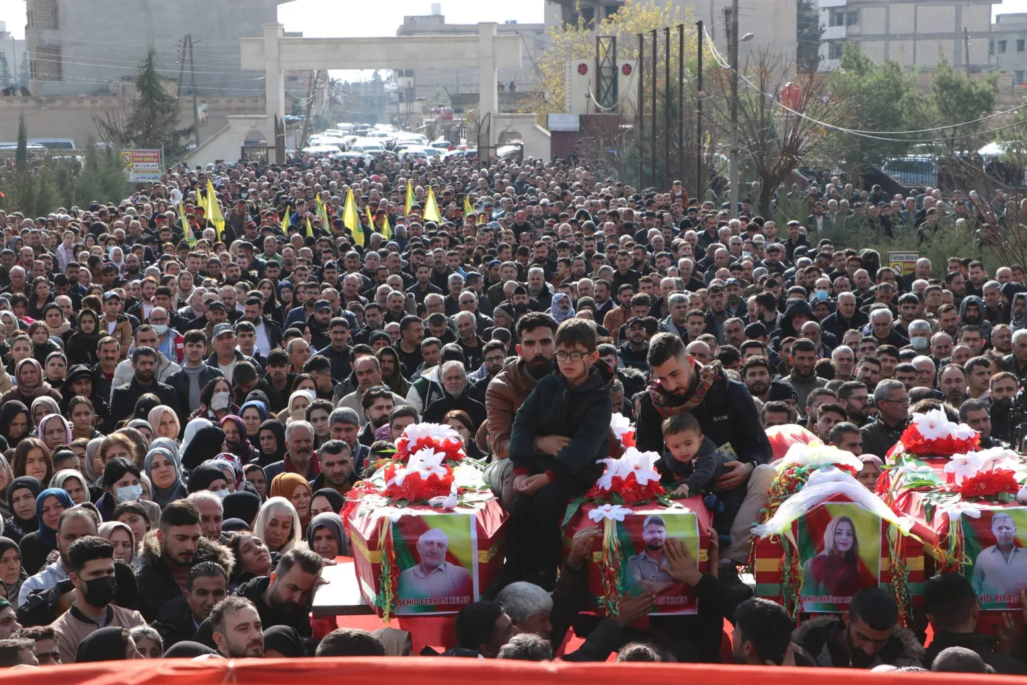 أكراد سوريا يشيّعون ضحايا سقطوا باستهداف طائرات تركية